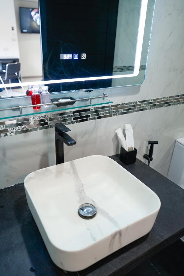 Thonglor Suites Hotel Bangkok Buitenkant foto